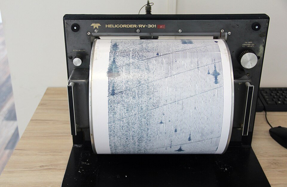 Seismograph drum recording earthquake waves — the instruments that mapped the earth's interior